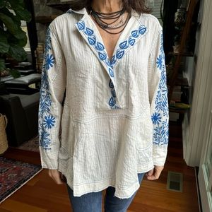 WE THE FREE hooded top w pockets.